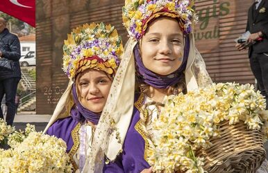 GÜNÜBİRLİK KARABURUN NERGİS FESTİVALİ 